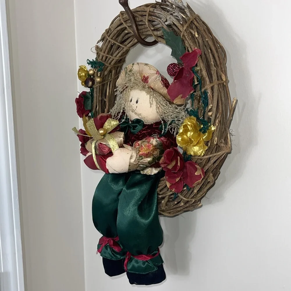 🎄Holiday Vine Ring Wreath With Doll Bearing Gifts 🎄
